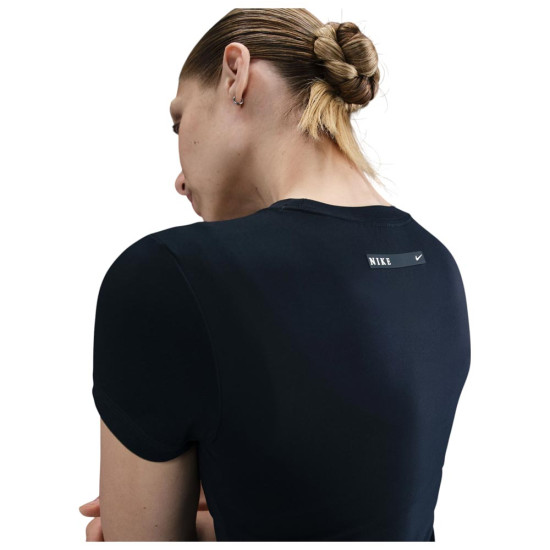 Nike Γυναικεία κοντομάνικη μπλούζα Sportswear Essentials Cropped Swoosh Tee Nike Γυναικεία κοντομάνικη μπλούζα Sportswear Essentials Cropped Swoosh Tee